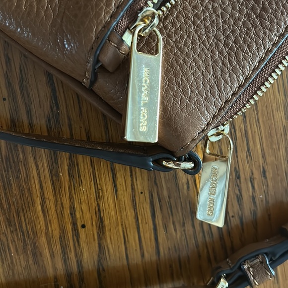 Michael Kors small pebbled leather messenger bag. Like new - Picture 10 of 10